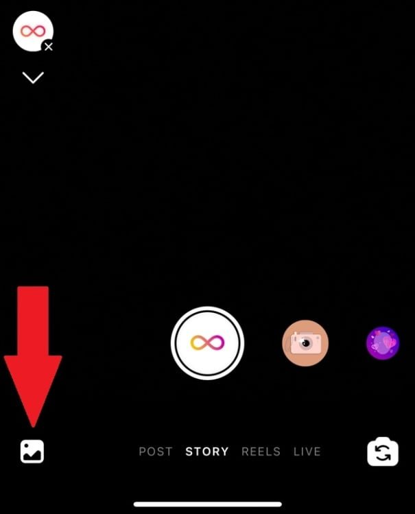 arrow pointing to icon to create Boomerang option using camera roll